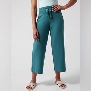 Athleta Balance Wide Crop Pants Sweatpants Medium Petite Fleece Capris